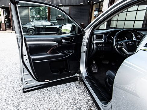 Used 2018 Toyota Highlander XLE FWD image 24