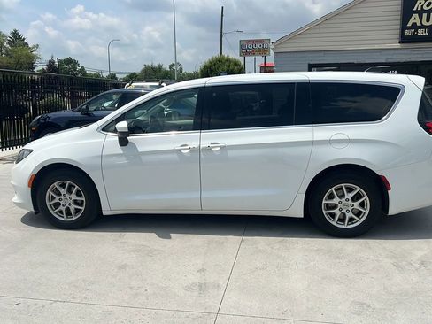Used 2022 Chrysler Voyager LX image 8