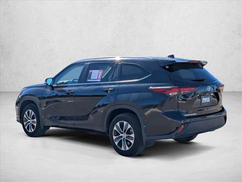Used 2024 Toyota Highlander XLE image 8