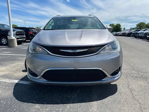 Used 2018 Chrysler Pacifica Touring-L FWD image 3