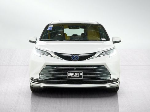 Used 2025 Toyota Sienna Limited AWD/4WD image 8