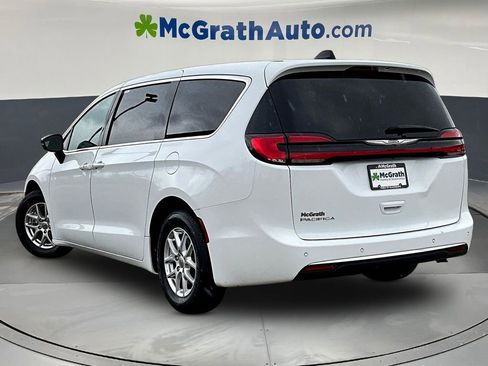 Used 2024 Chrysler Pacifica Touring-L FWD image 4