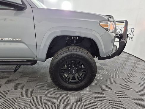Used 2020 Toyota Tacoma SR5 AWD/4WD image 12