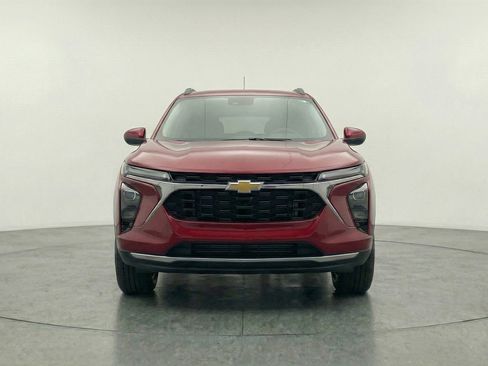 Used 2025 Chevrolet Trax LT FWD image 2