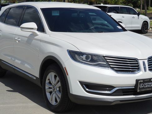 Used 2016 Lincoln MKX Premiere w/ Cargo Accessories Package FWD image 3