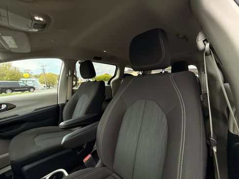 Used 2022 Chrysler Voyager LX FWD image 23