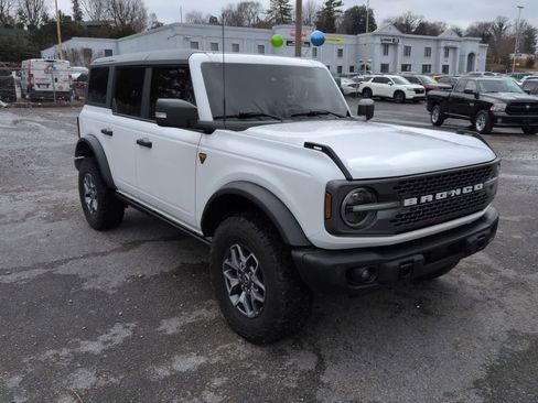 Used 2023 Ford Bronco Badlands image 2