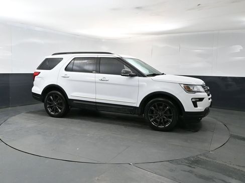 Used 2019 Ford Explorer XLT w/ Equipment Group 202A AWD/4WD image 7