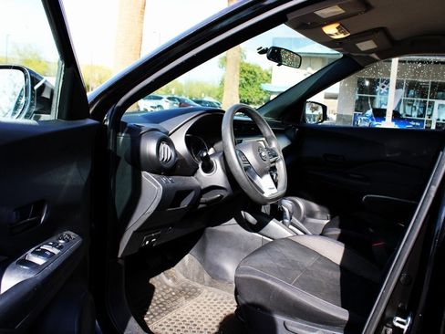 Used 2019 Nissan Kicks S image 10