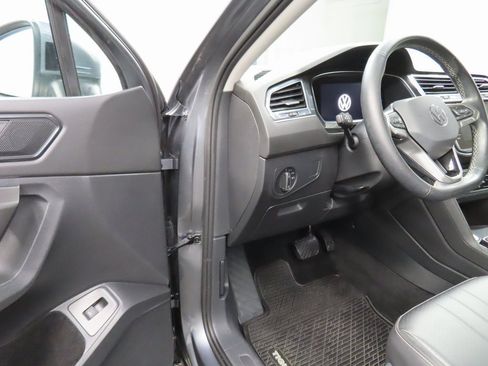 Used 2022 Volkswagen Tiguan SE image 44