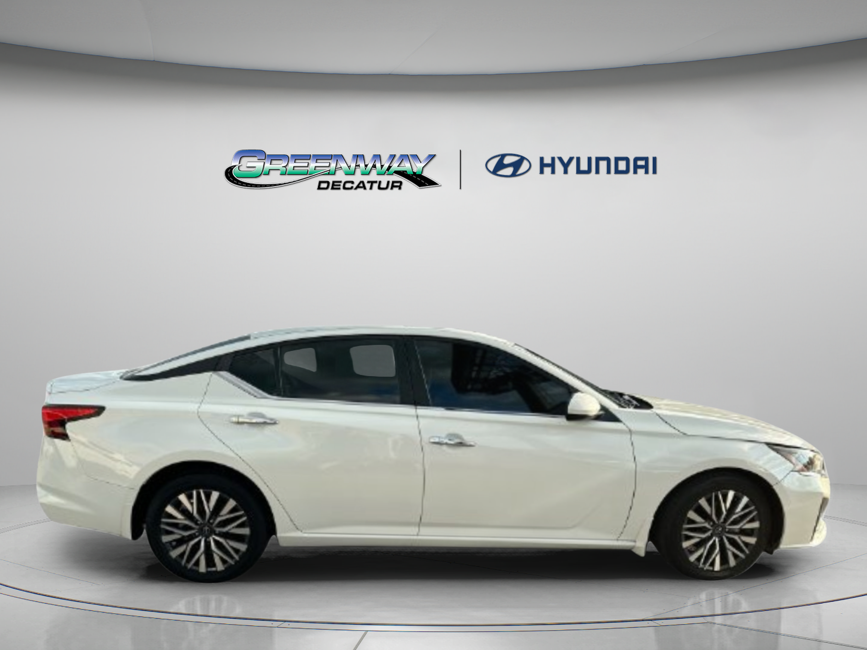 Used 2023 Nissan Altima 2.5 SV w/ SV Premium Package FWD image 9