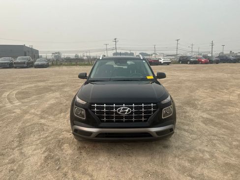Used 2023 Hyundai Venue SEL FWD image 2