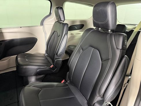 Used 2024 Chrysler Pacifica Touring-L image 26