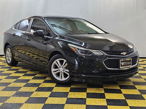 Used 2017 Chevrolet Cruze LT image 1