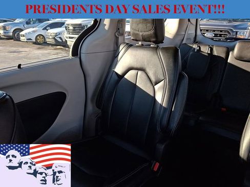 Used 2024 Chrysler Pacifica Touring-L image 18