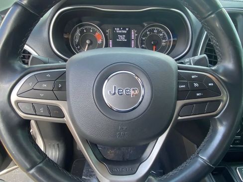 Used 2020 Jeep Cherokee Latitude Plus w/ Comfort/Convenience Group FWD image 18