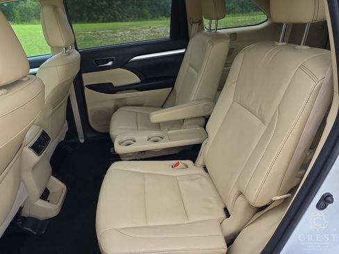 Used 2019 Toyota Highlander XLE FWD image 23