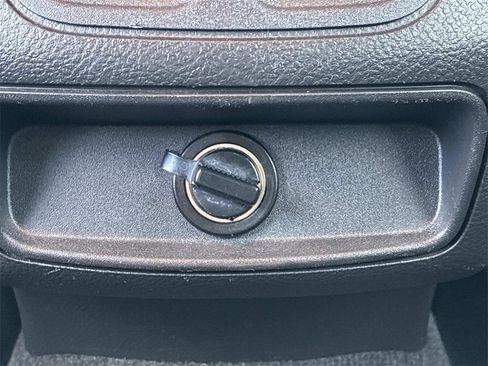 Used 2018 Ford Taurus SEL image 16