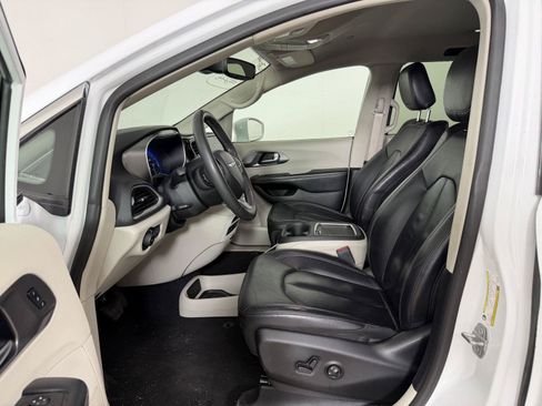 Used 2022 Chrysler Pacifica Touring-L FWD image 2