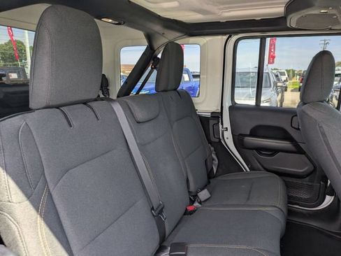 Used 2025 Jeep Wrangler Unlimited Sahara AWD/4WD image 31