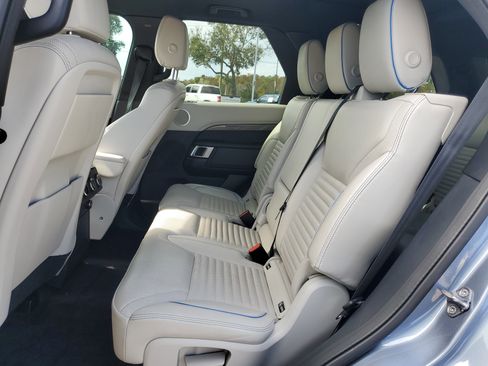 Used 2020 Land Rover Discovery HSE image 11