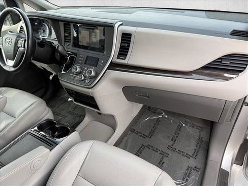 Used 2016 Toyota Sienna XLE image 13