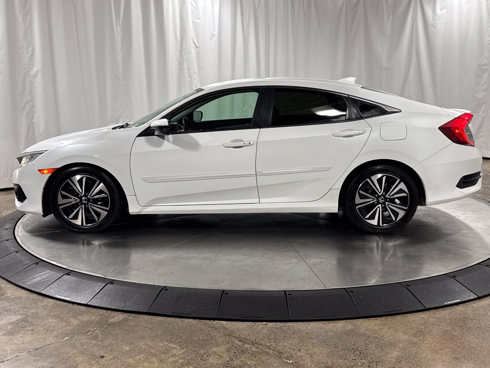 Used 2018 Honda Civic EX-T image 8