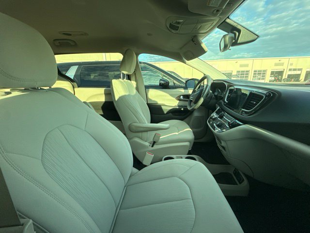 Used 2017 Chrysler Pacifica Touring w/ Tire & Wheel Group FWD image 4