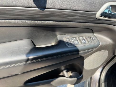 Used 2021 Jeep Grand Cherokee Laredo RWD image 17
