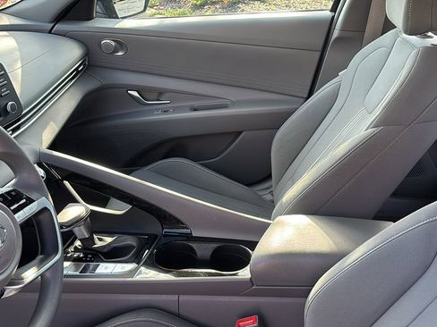 Used 2022 Hyundai Elantra Blue image 24