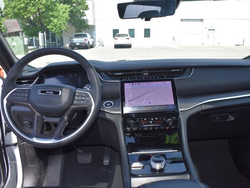 Used 2025 Jeep Grand Cherokee L Limited w/ Luxury Tech Group II image 34