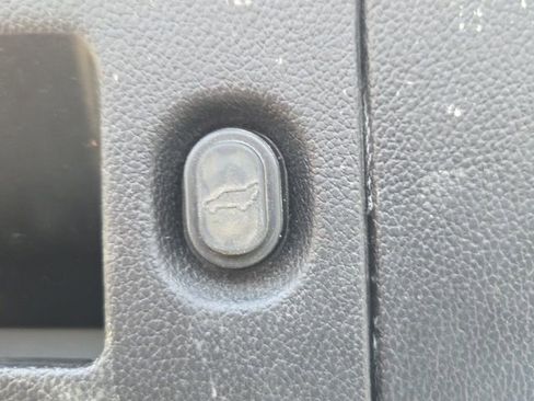 Used 2018 Chevrolet Suburban LT image 13