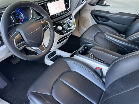 Used 2024 Chrysler Pacifica Limited FWD image 9