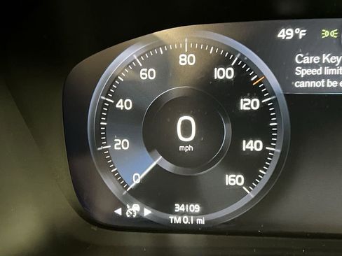 Used 2021 Volvo XC40 T5 R-Design w/ Advanced Package image 12