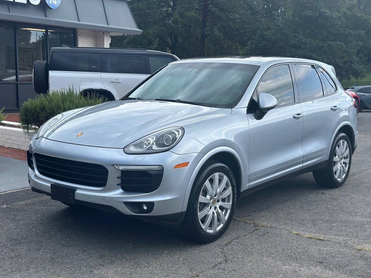 Used 2017 Porsche Cayenne Platinum Edition AWD/4WD image 2