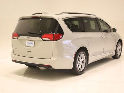 Used 2019 Chrysler Pacifica Touring-L Plus w/ Tire & Wheel Group FWD image 4