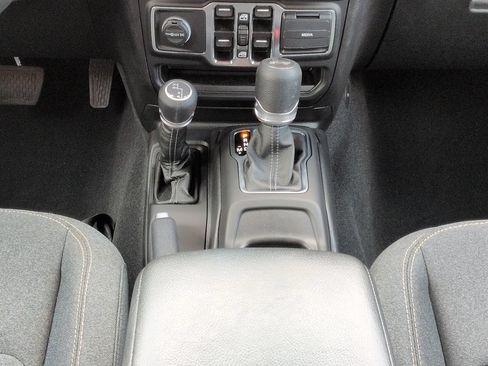 Used 2024 Jeep Wrangler Unlimited Sport AWD/4WD image 19