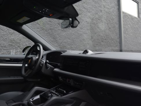 Certified 2025 Porsche Cayenne Coupe image 4