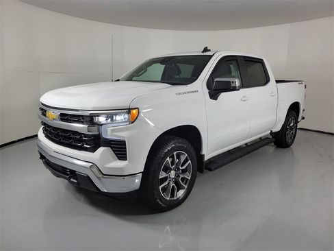 Used 2024 Chevrolet Silverado 1500 LT image 2
