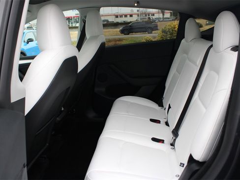 Used 2025 Tesla Model Y Long Range image 21