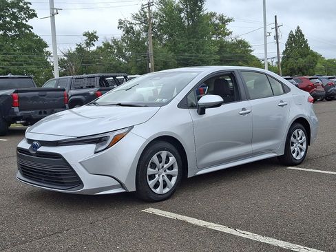 Certified 2025 Toyota Corolla LE image 3