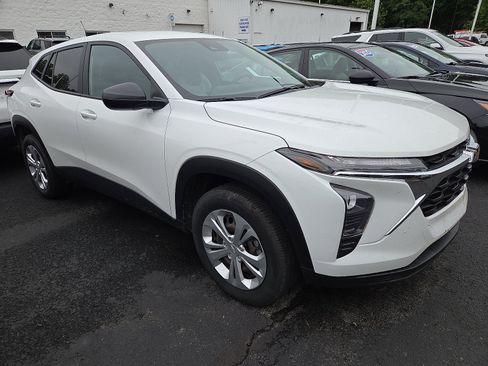Used 2024 Chevrolet Trax LS FWD image 1
