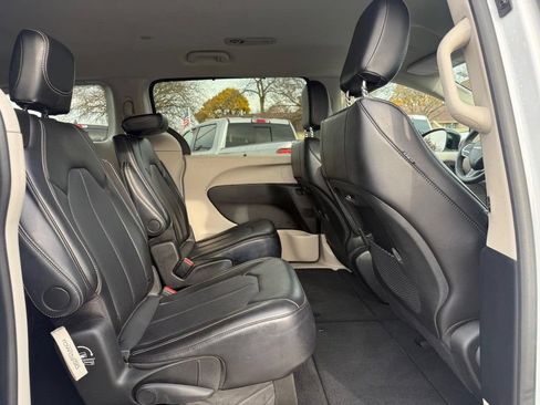 Used 2024 Chrysler Pacifica Touring-L FWD image 12