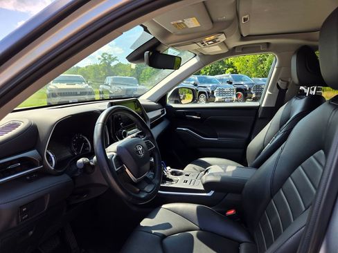 Used 2022 Toyota Highlander XLE AWD/4WD image 13