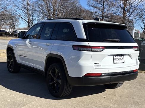 Used 2023 Jeep Grand Cherokee Altitude image 9