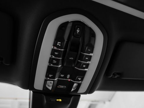 Used 2025 Porsche Macan image 37