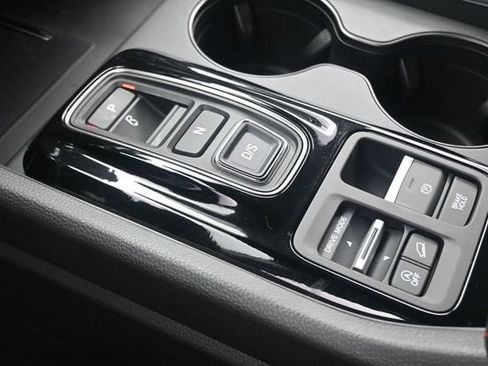Used 2025 Honda Pilot TrailSport image 12