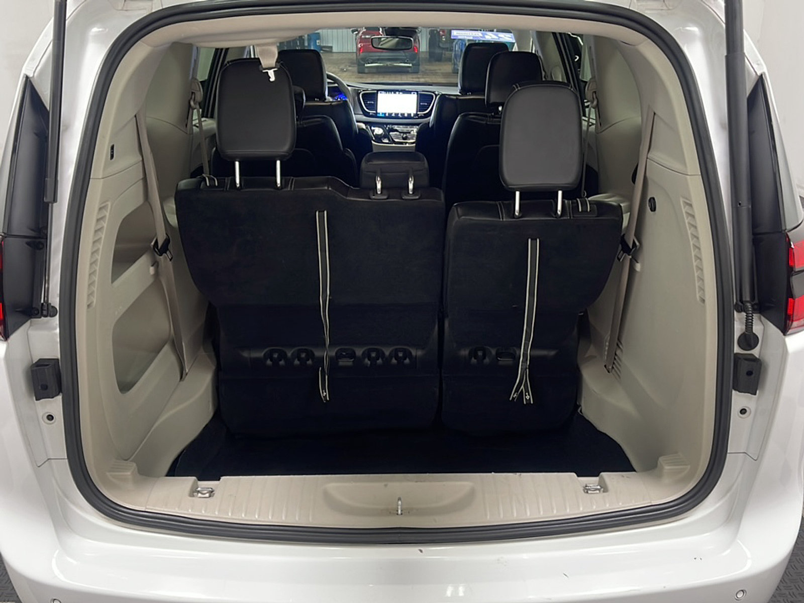 Used 2024 Chrysler Pacifica Touring-L FWD image 18
