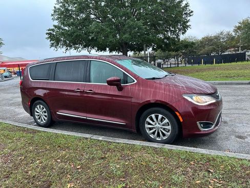 Used 2018 Chrysler Pacifica Touring-L image 7