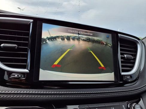 Used 2025 Chrysler Pacifica Limited FWD image 7